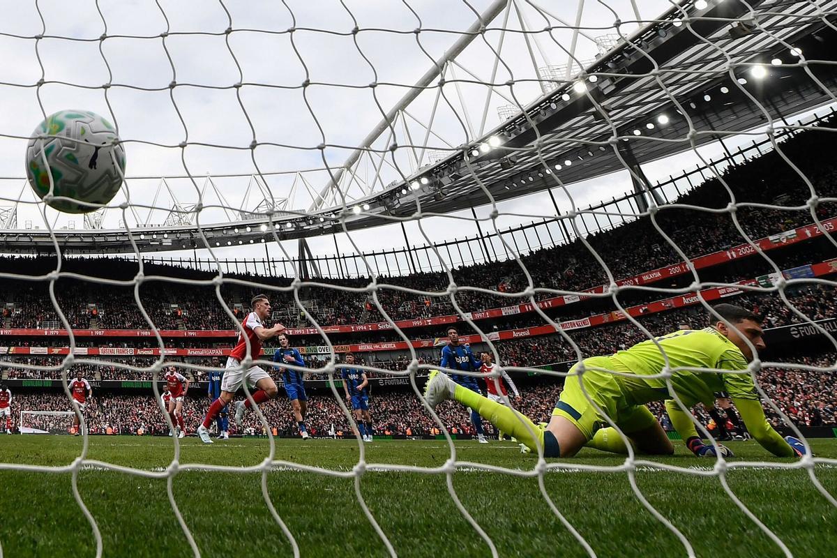 Aficionados del Arsenal observando el partido en el Emirates Stadium