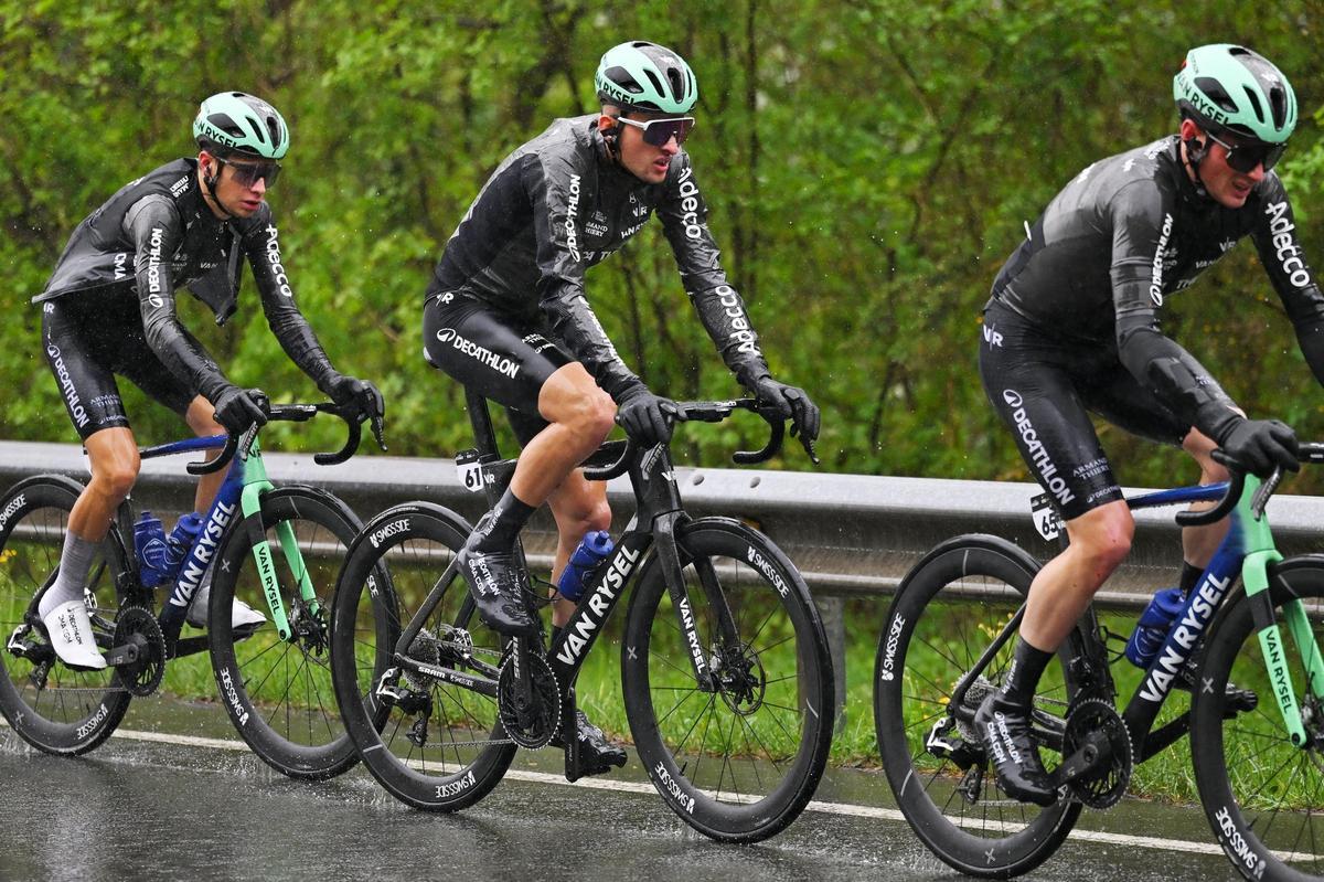 Paul Seixas en el podio de la Itzulia 2024, rodeado por Florian Lipowitz y Tobias Johannessen