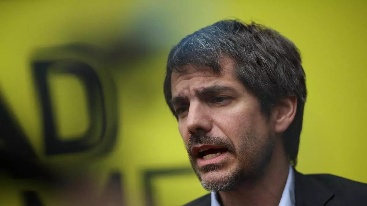 Manifestantes pro-Hezbollah con banderas rojas frente al Palacio de Gobierno en Beirut