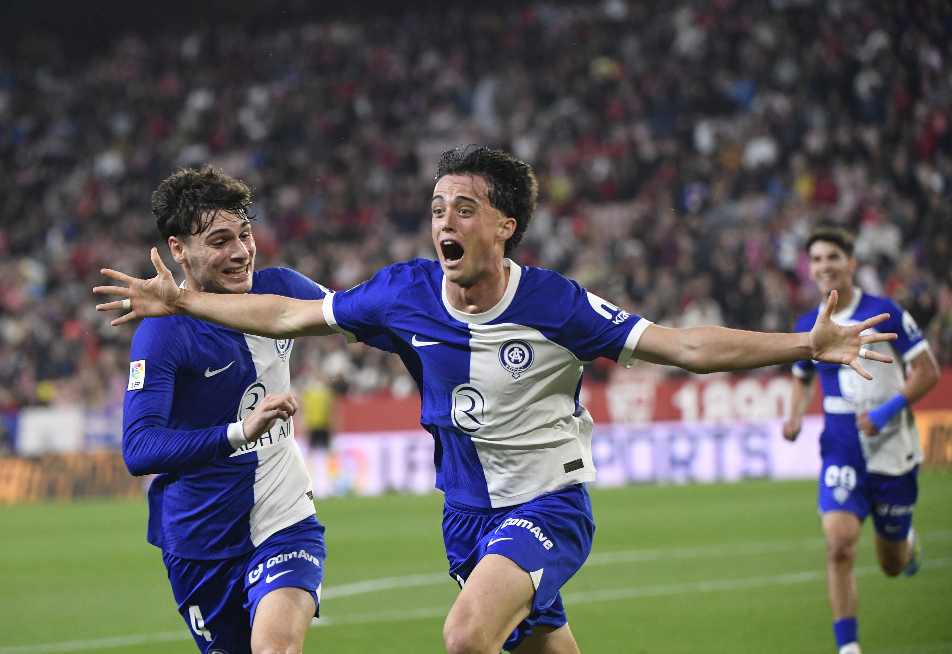 Portero del Sevilla atajando un disparo del Atlético de Madrid