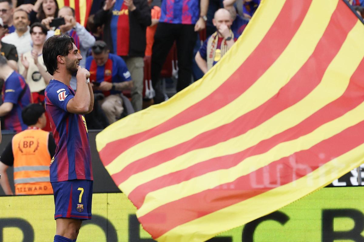 Barcelona aplasta al Espanyol 4-1 y se acerca al título de Liga
