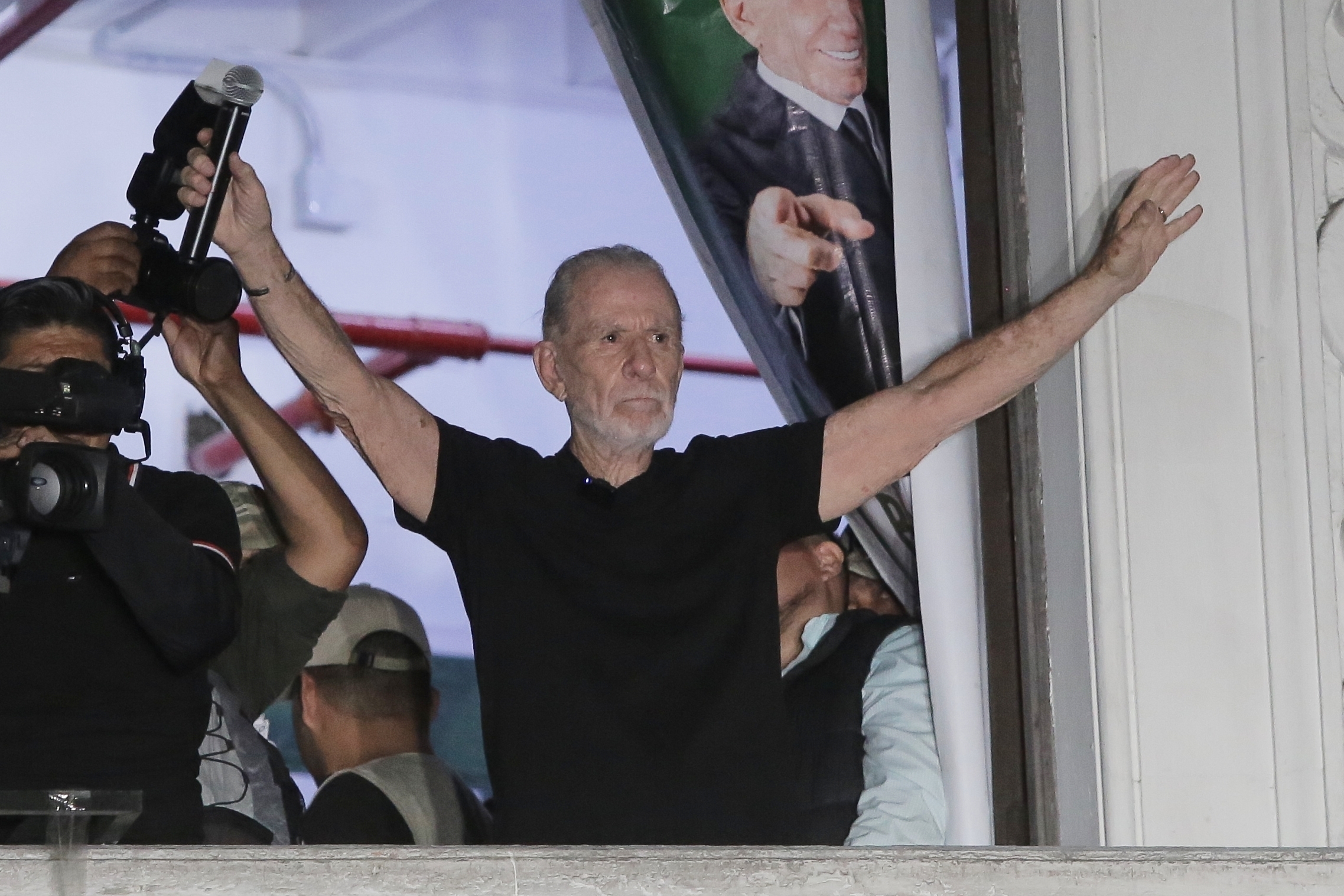 Votantes en fila frente a una mesa electoral en Perú