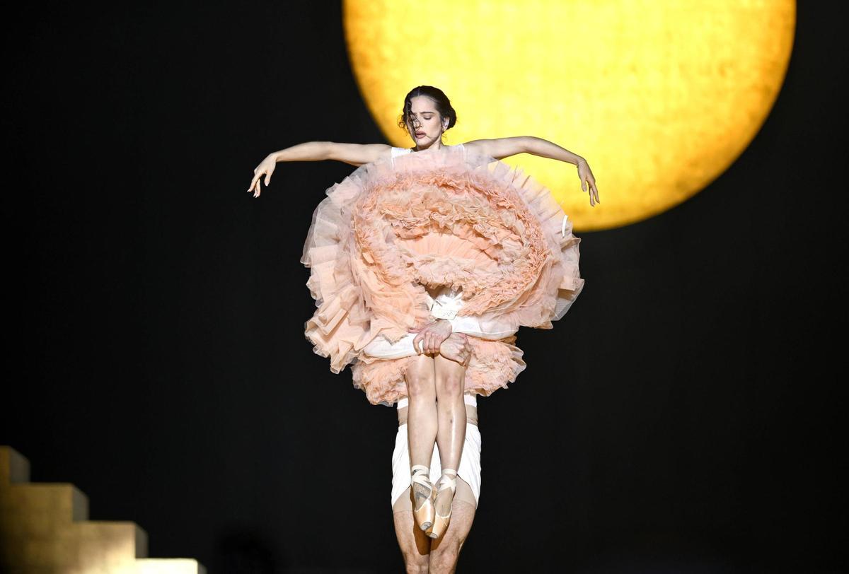 Rosalía en concierto durante la presentación de 'Lux' en el WiZink Center de Madrid