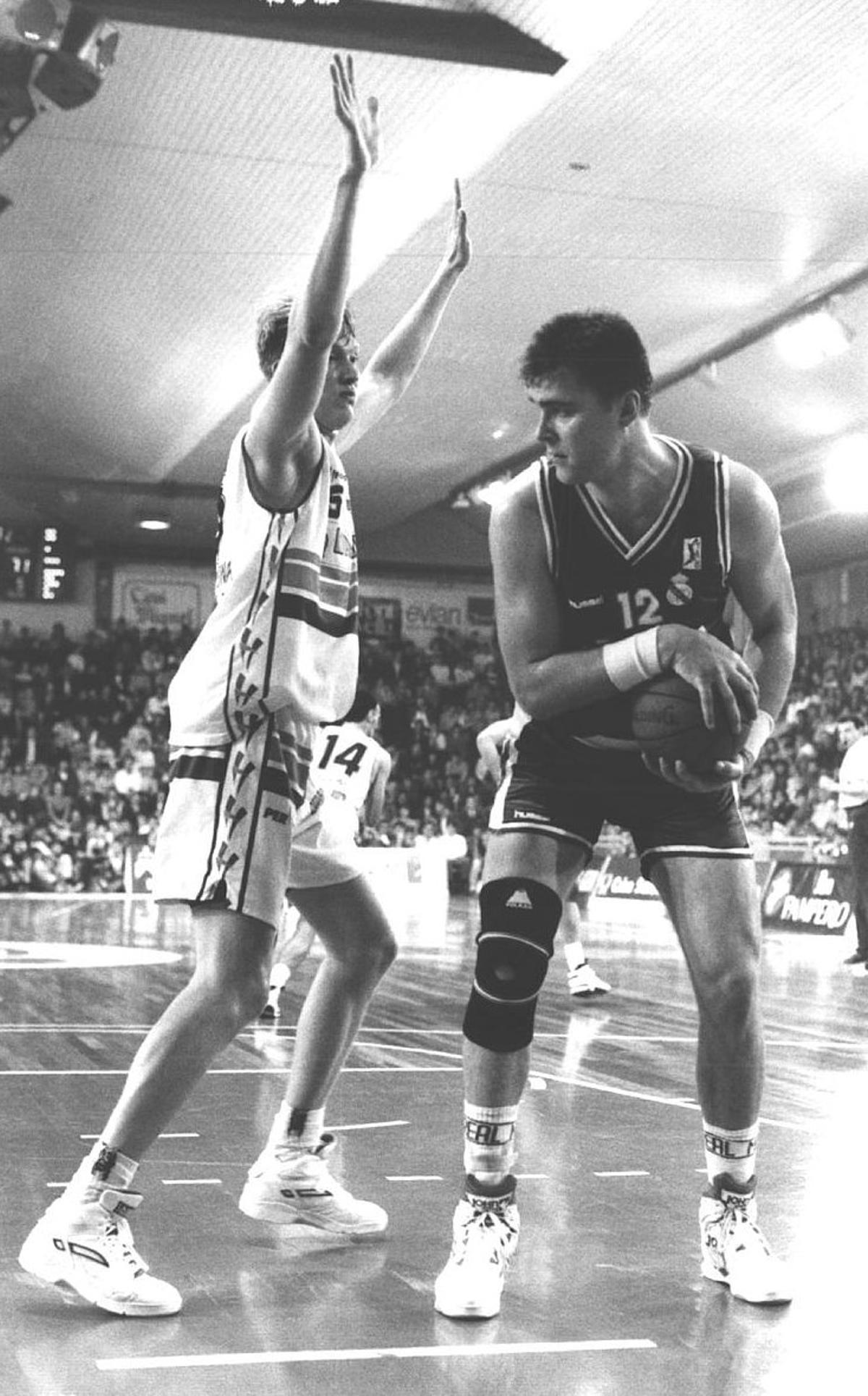 Carlos Ruf sentado en una silla, mirando al horizonte, reflejando su estado de depresión tras el retiro