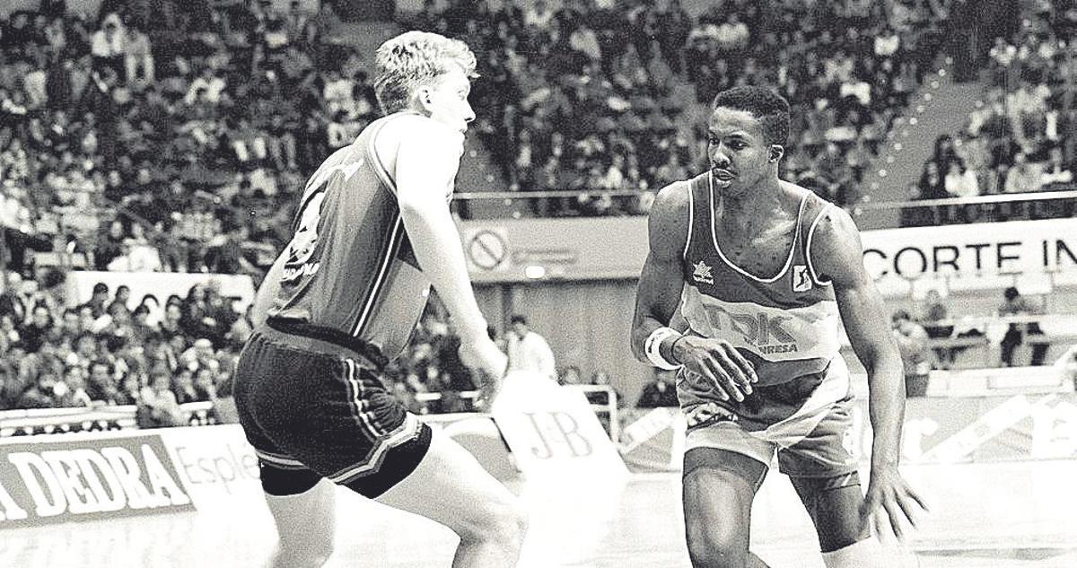 Detalle de una pelota de baloncesto abandonada en la pista, símbolo de la transición de los deportistas