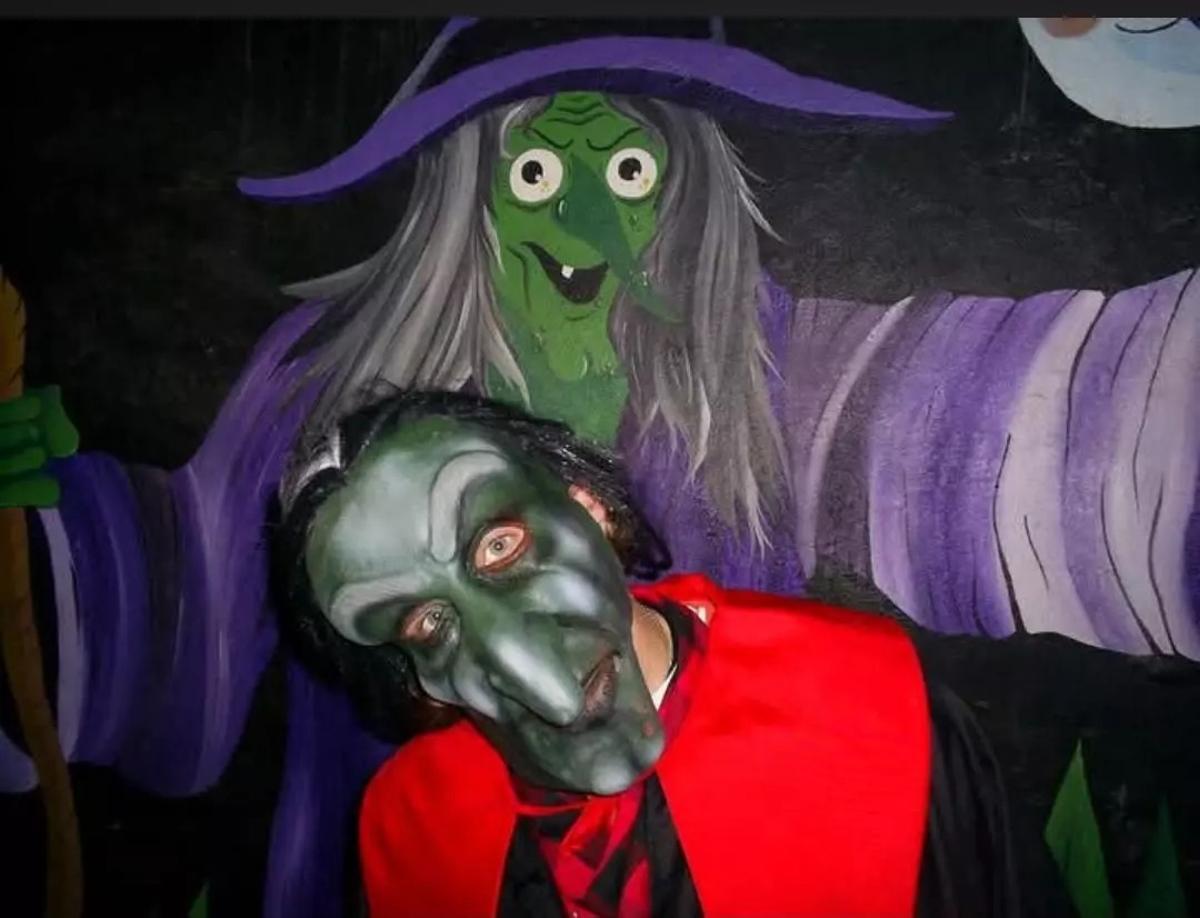 Mapi Casas vestida de bruja del tren en el Parque de Atracciones de Zaragoza