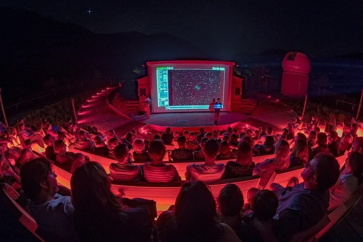 Cielo estrellado sobre el Observatori Fabra en Collserola