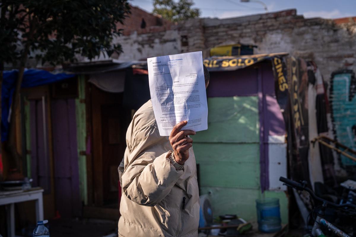 Vista del asentamiento de chabolas frente a la antigua estación de mercancías, con casas improvisadas y contenedores