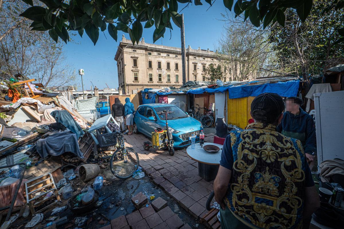 Operativo de la Guardia Urbana y Mossos d'Esquadra en la zona del desalojo, con vehículos y personal de seguridad