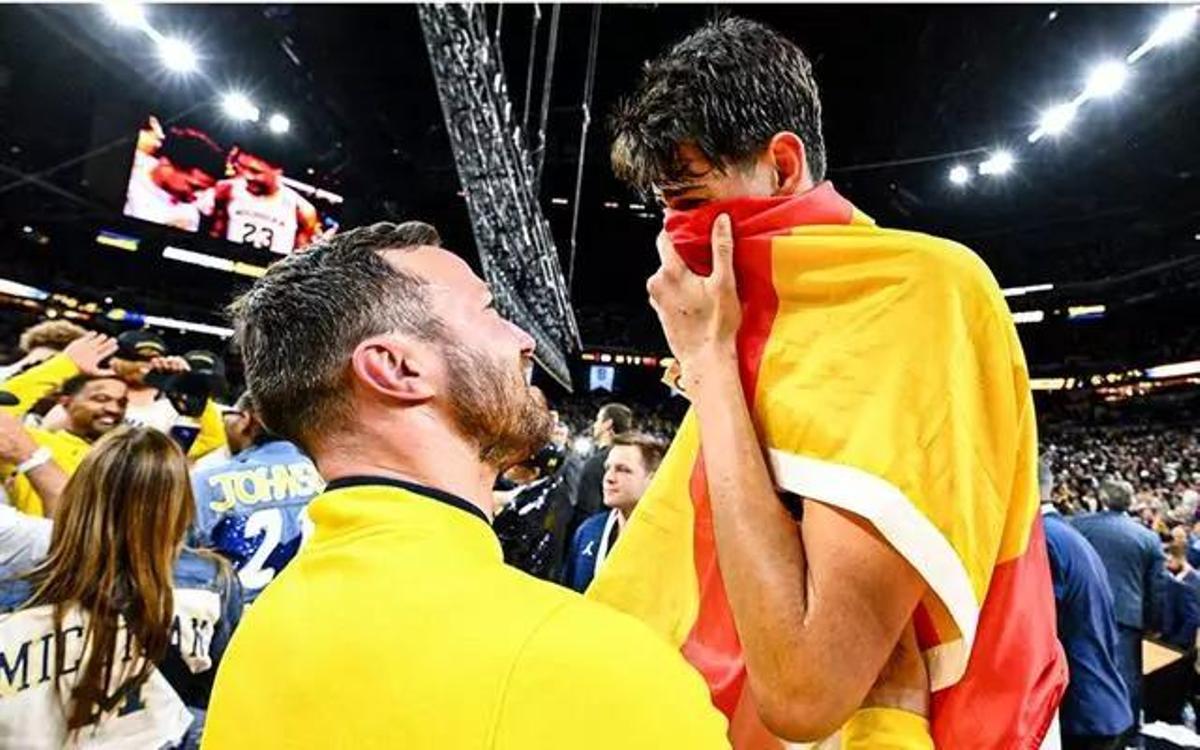 Aday Mara celebrando el título de la NCAA con la villa de Barrachina de fondo