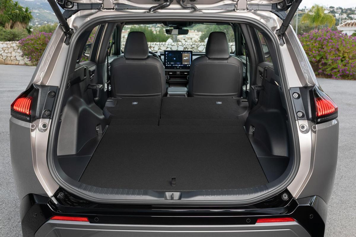 Interior del nuevo Toyota RAV4 2024 con pantalla central de 12,9 pulgadas