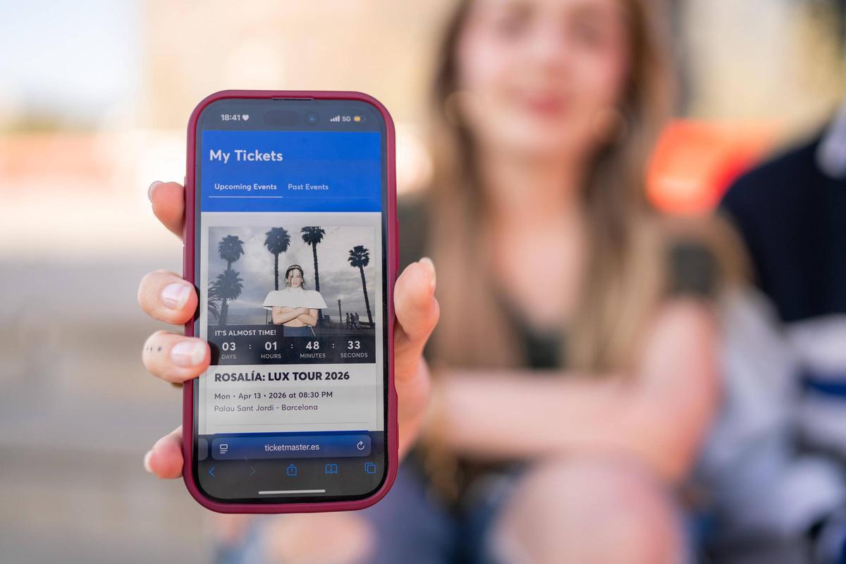 Escena del concierto de Rosalía en Barcelona con luces y público joven