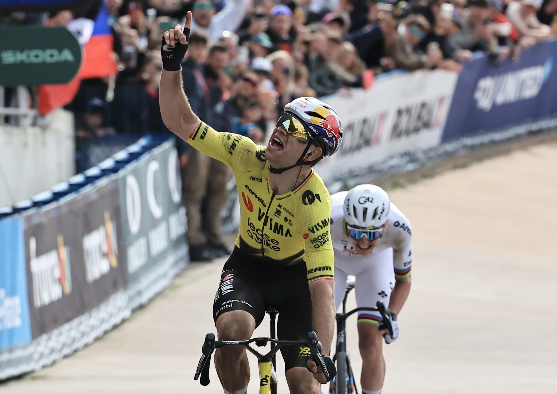 Paris‑Roubaix 2024: **Wout Van Aert** supera a **Tadej Pogacar** en el sprint final