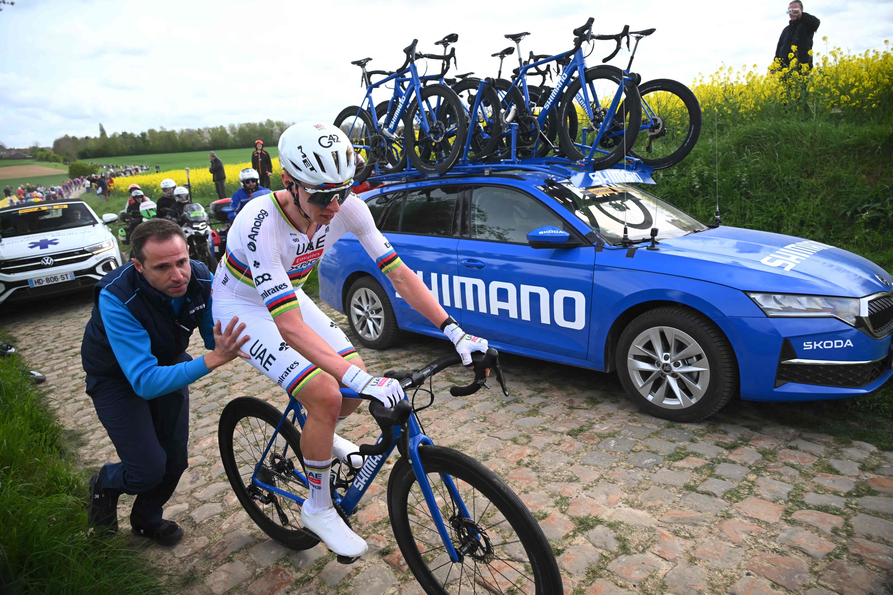 Wout Van Aert celebrando la victoria en el velódromo de París‑Roubaix