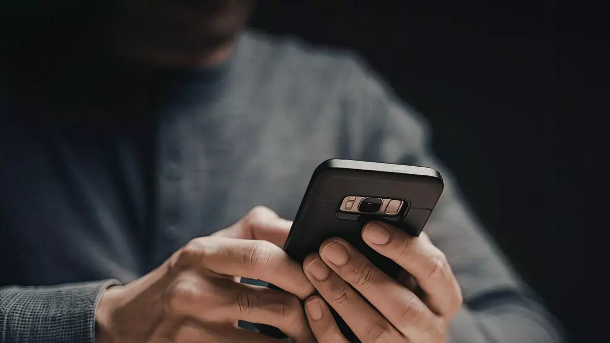 Manifestantes vestidos de blanco y rosa en la calle frente a un hospital en Sevilla
