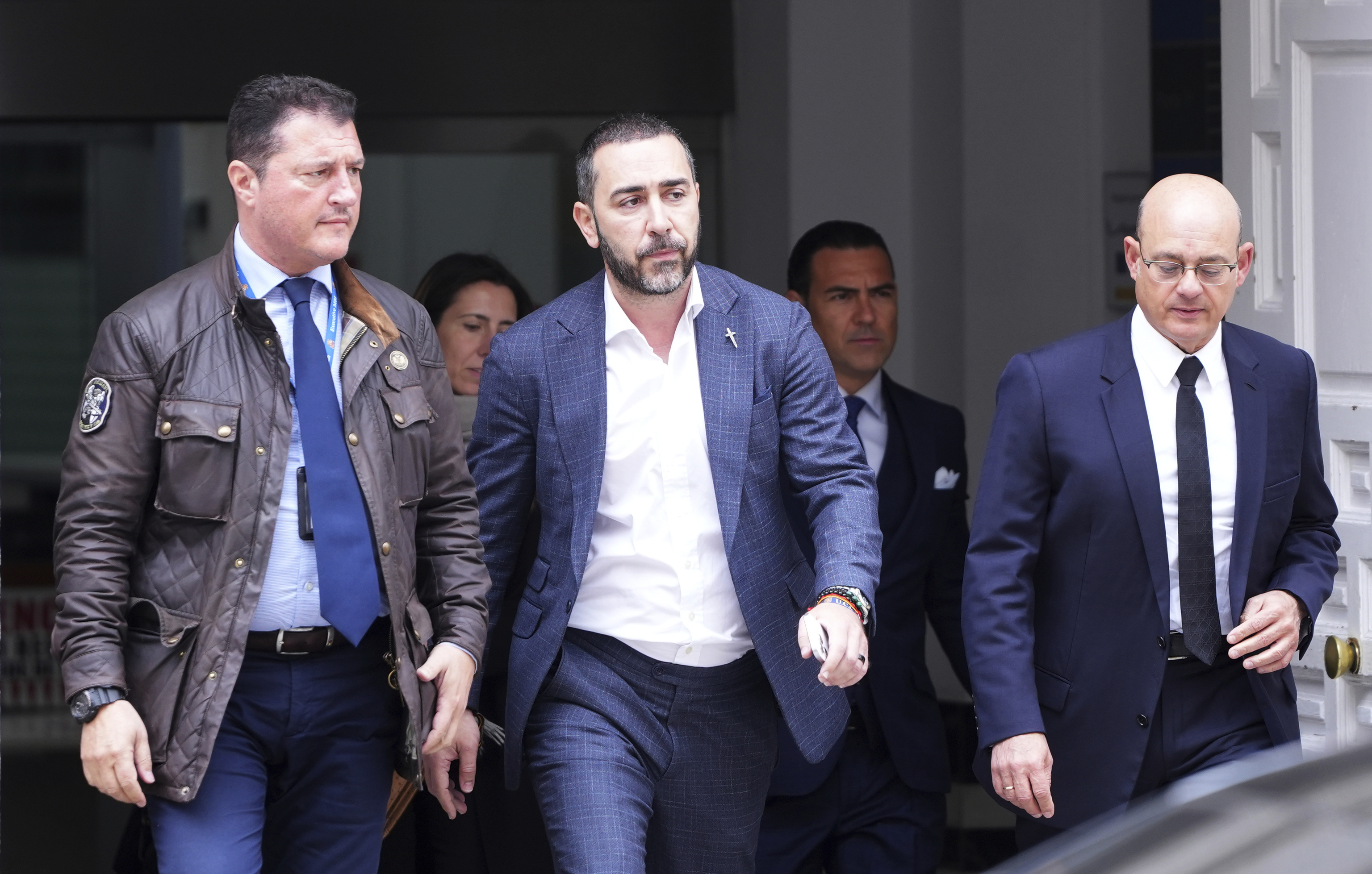 Pedro Sánchez y los acusados rezando el rosario en la sala del Tribunal Supremo