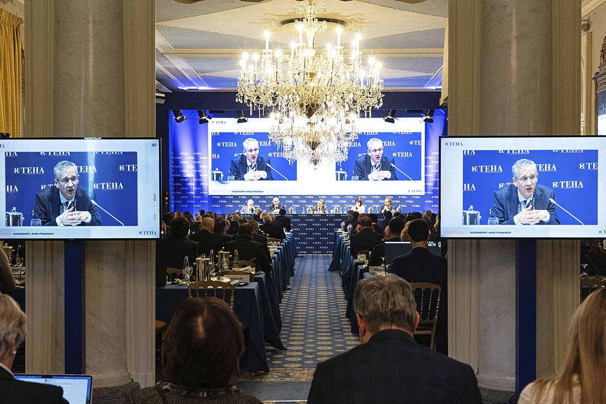 Sala de conferencias del workshop TEHA en el Hotel Vila d'Este, Cernobbio, con delegados europeos discutiendo la OTAN