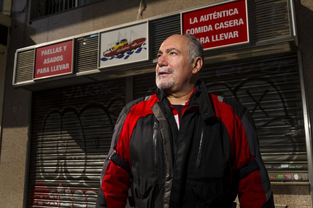 Juan y Juani atendiendo a un cliente en la tienda