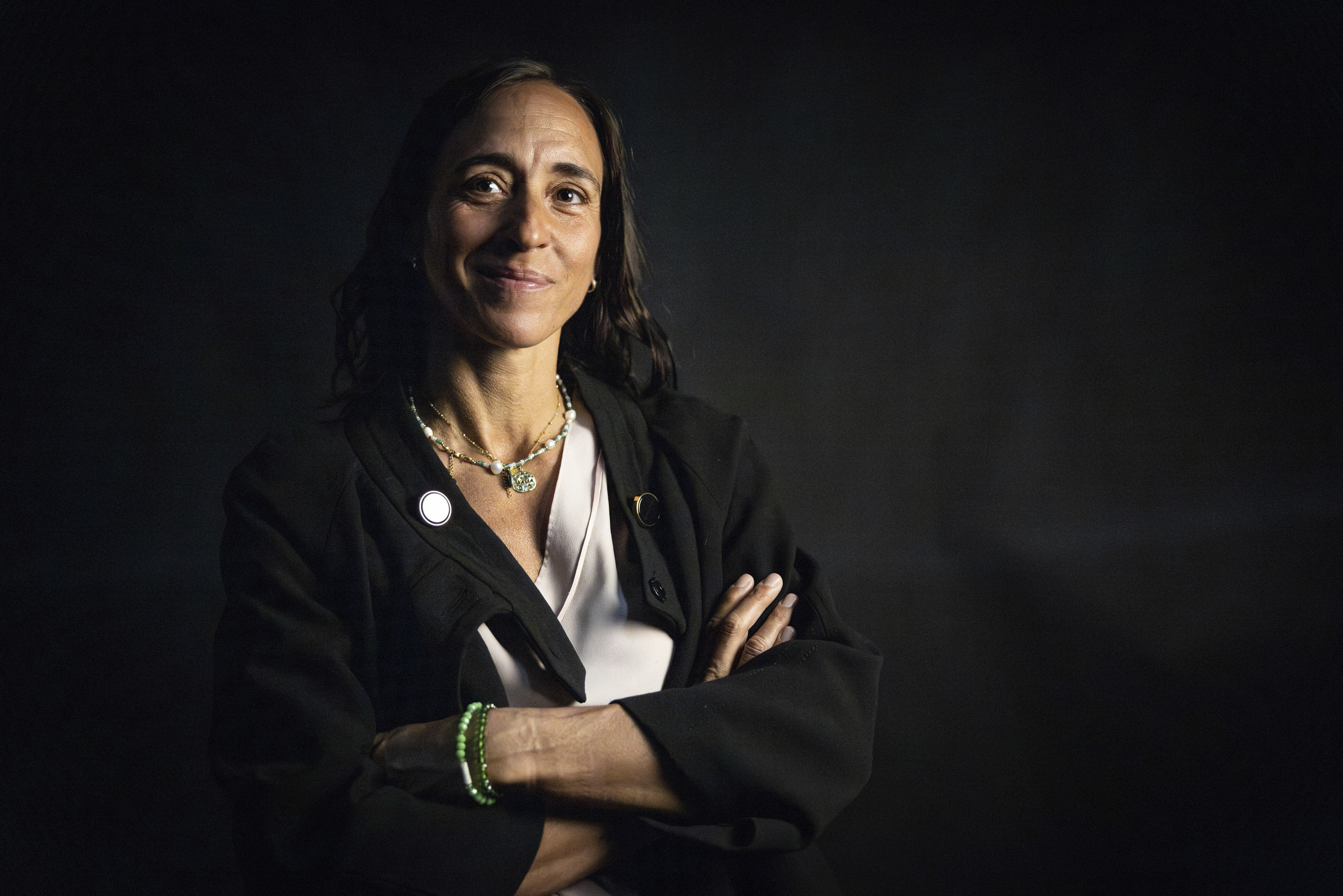 Portada del libro 'Desincronizados' con la autora Mariana Aróstegui