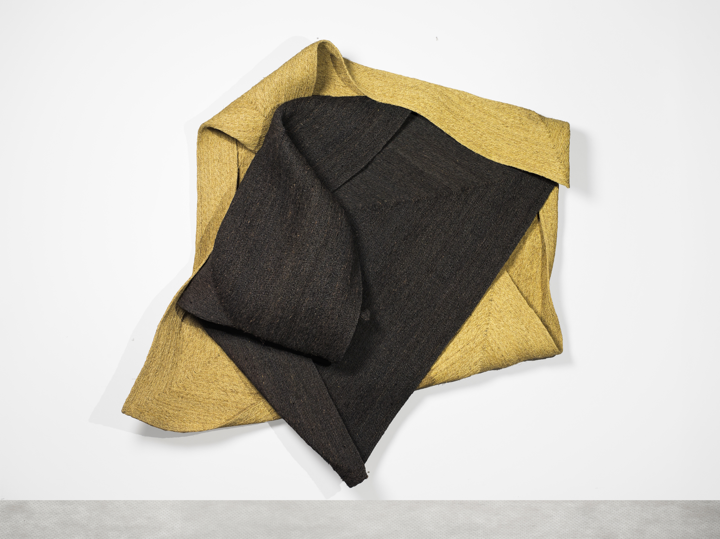 Instalación de la exposición 'A media lumbre' de Sonia Navarro en el IVAM