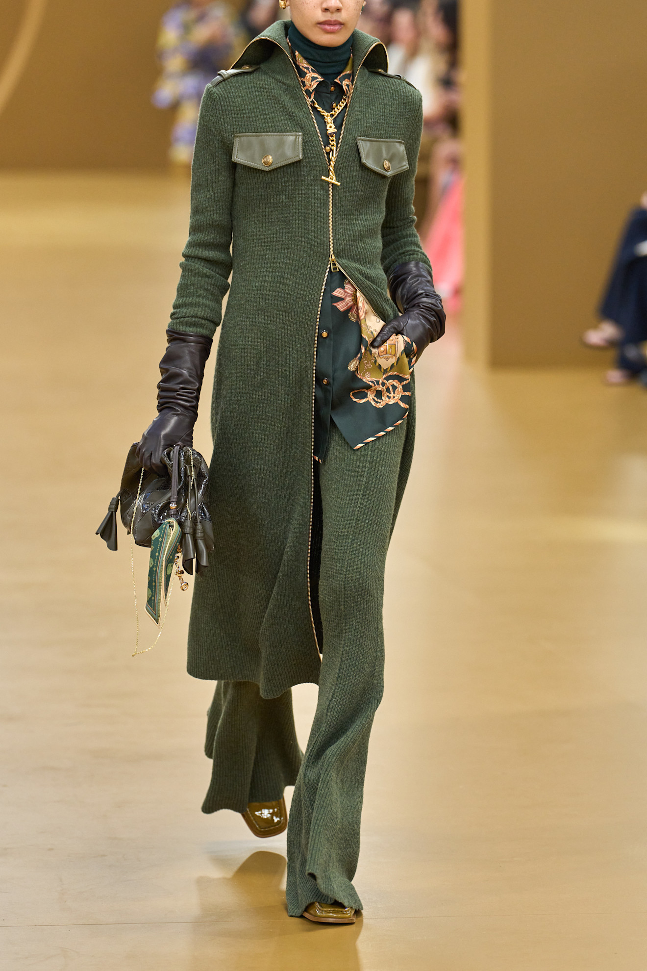 Pasarela de primavera‑verano 2026 con modelos vistiendo tonos verdes