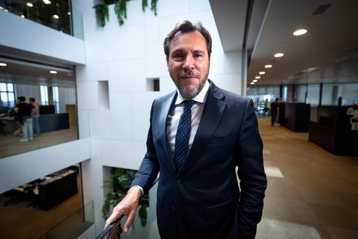 Imagen del tren descarrilado en Adamuz con servicios de emergencia en acción