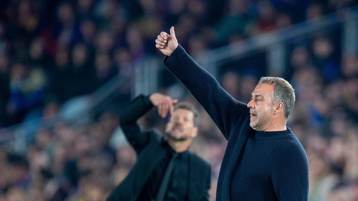 Hansi Flick hablando en la zona mixta tras la derrota 0‑2 del Atlético en el Camp Nou