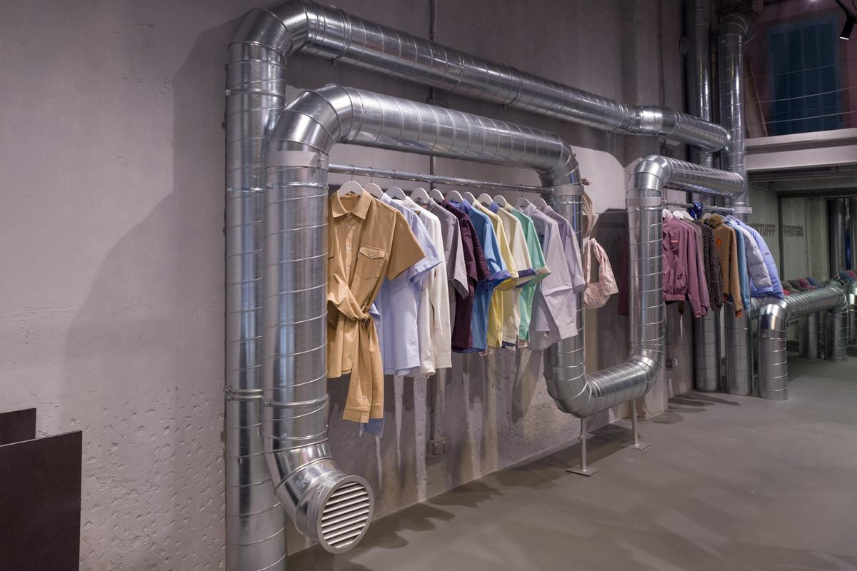 Andamios y tuberías industriales en la nueva SSSTUFFF, calle Duc 7