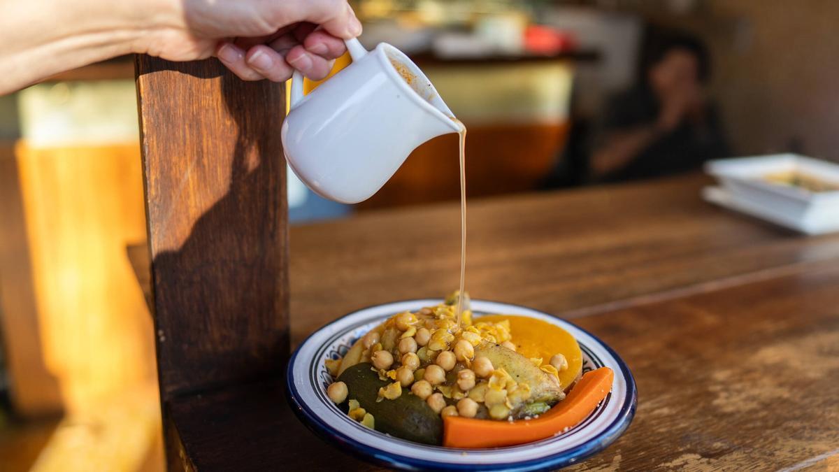 Vista del barrio del Poble Sec con terrazas y luces al atardecer