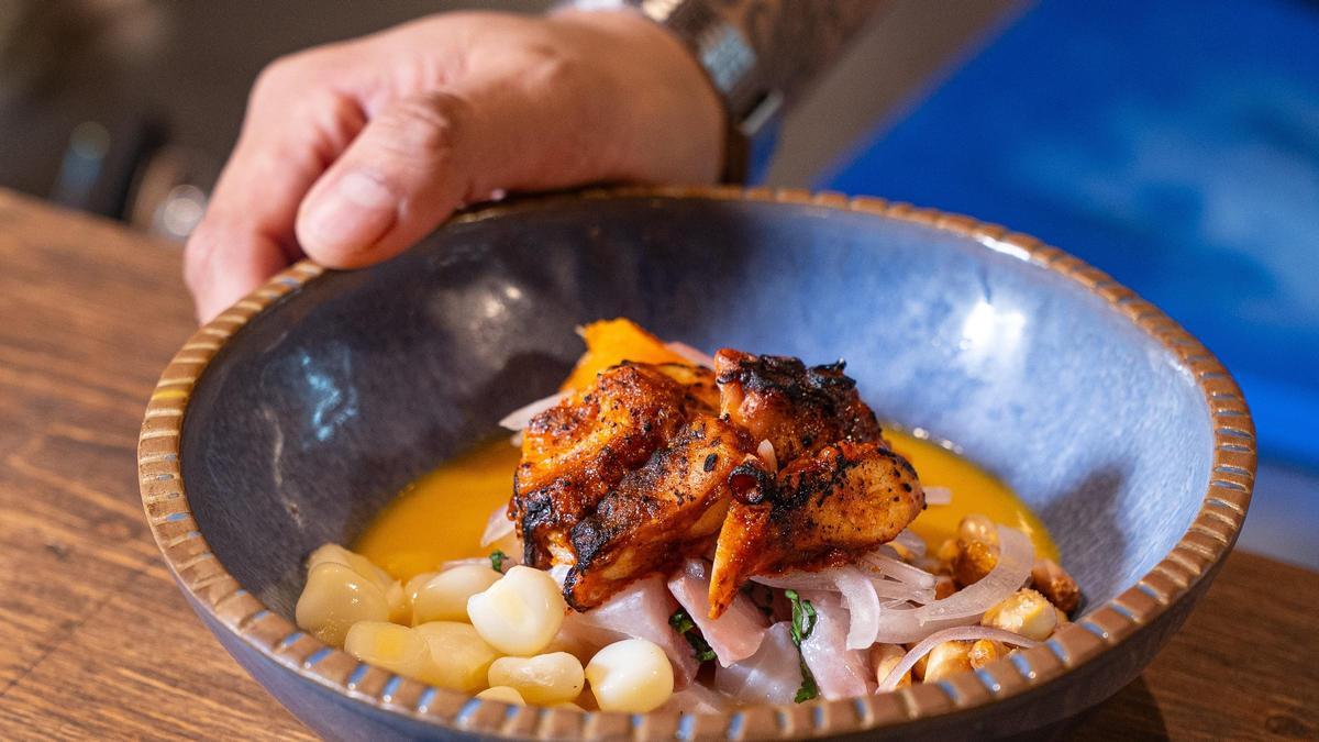 Plato de cuscús de pollo en Petit Montjuïc, mostrando colores y aromas