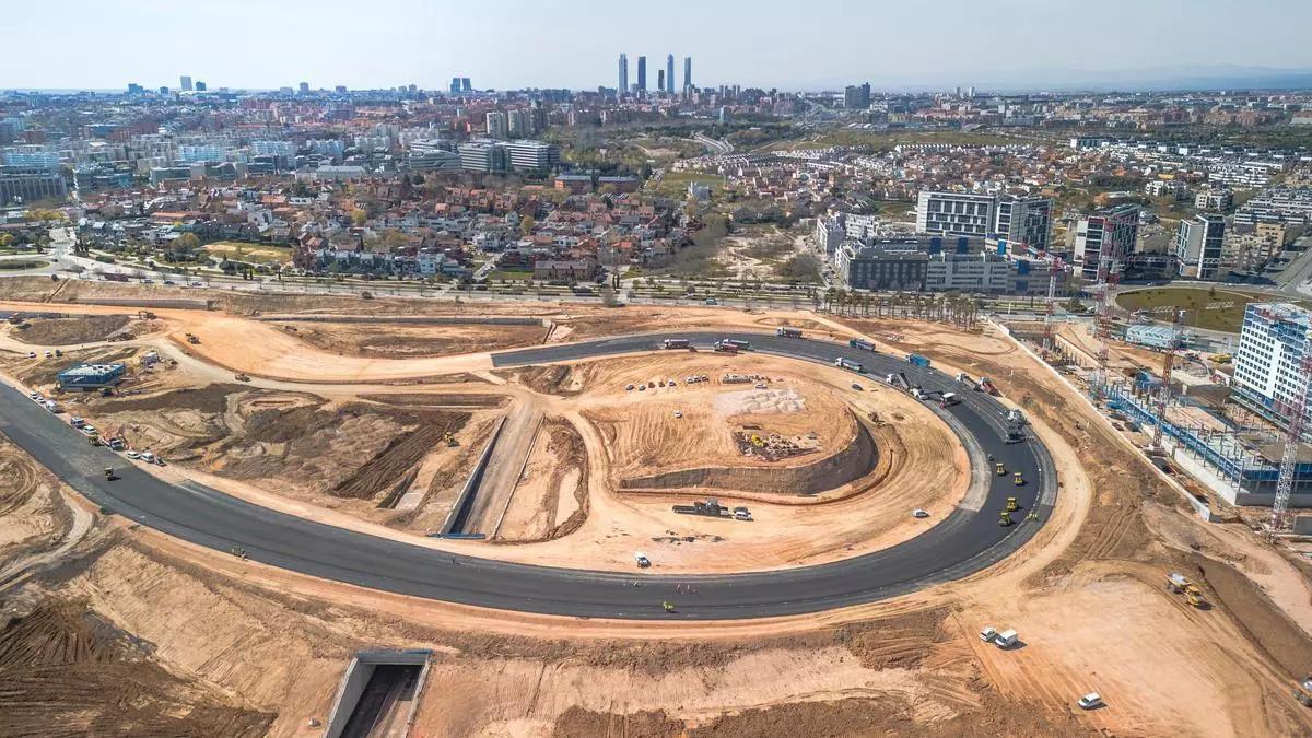 Monoplaza de Red Bull circulando por la vía del metro de Madrid en la estación Metropolitano