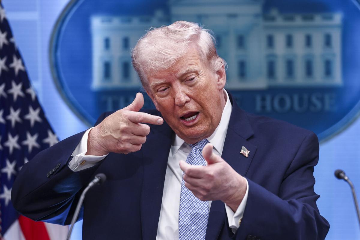 Imagen generada por IA que muestra a Donald Trump como Jesús, rodeado de militares y civiles