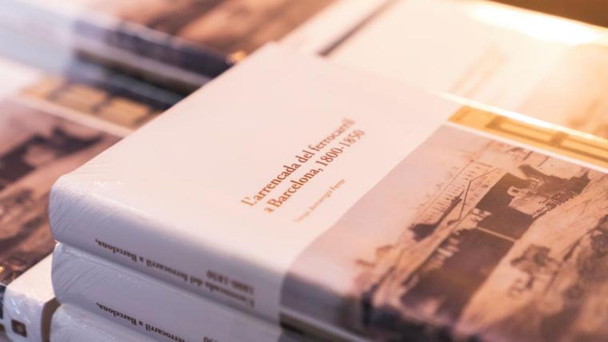 Cliente consultando un libro en una librería de Barcelona, ilustrando la vida del tejido librero local