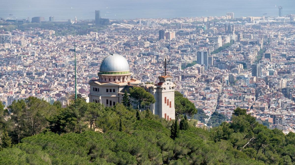 Calle de Barcelona con gente abrigada bajo la lluvia tras el brusco descenso de temperatura