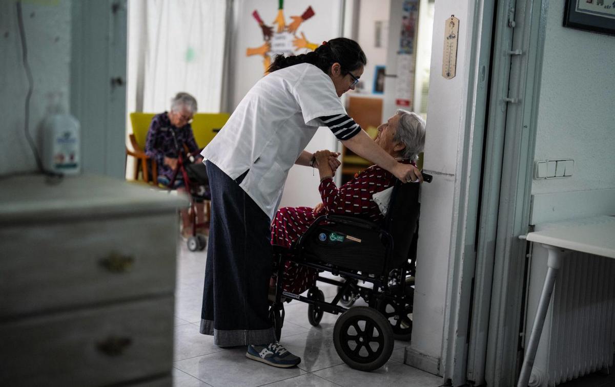 Mujer mayor observando un plato de garbanzos, símbolo de la alimentación adecuada en la tercera edad