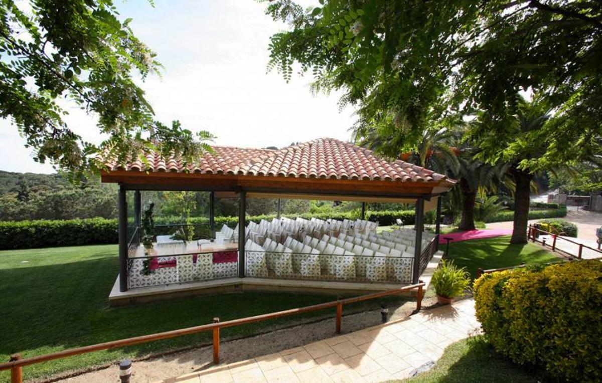 Vista exterior del Castell de l'Oliver con su torre almenada y jardines
