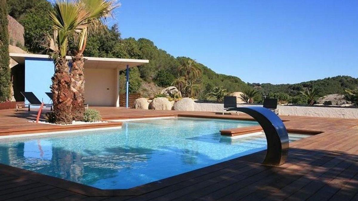 Piscina y zona chill‑out del castillo con vista al mar