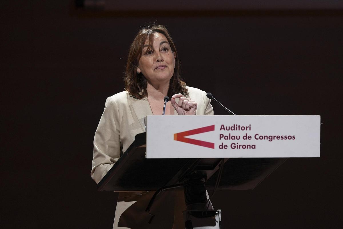 Detalle del debate con autoridades y representantes del hospital durante la celebración