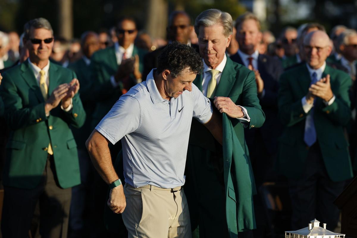 Rory McIlroy levanta la chaqueta verde en la ceremonia del Masters 2024