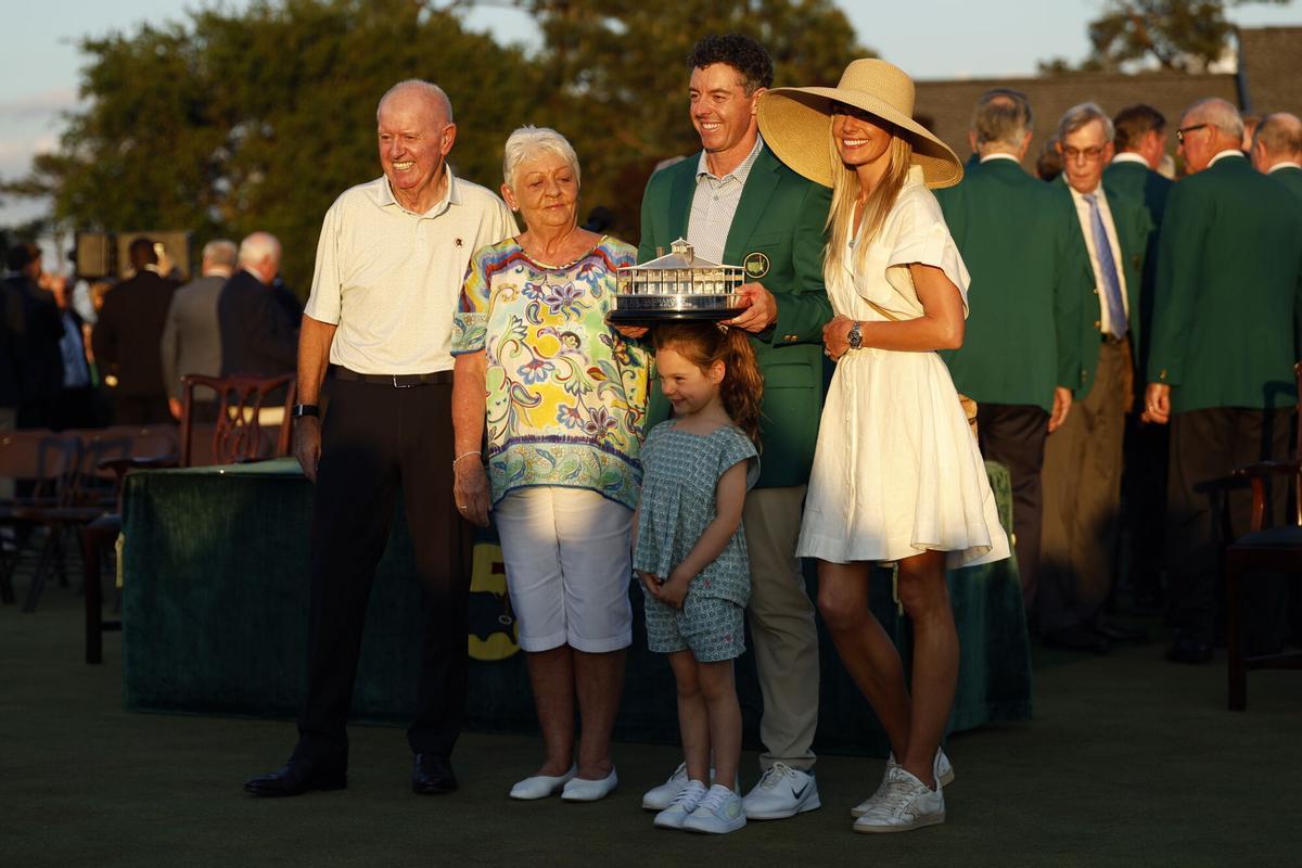 Rory McIlroy celebra su victoria con su familia en Augusta National