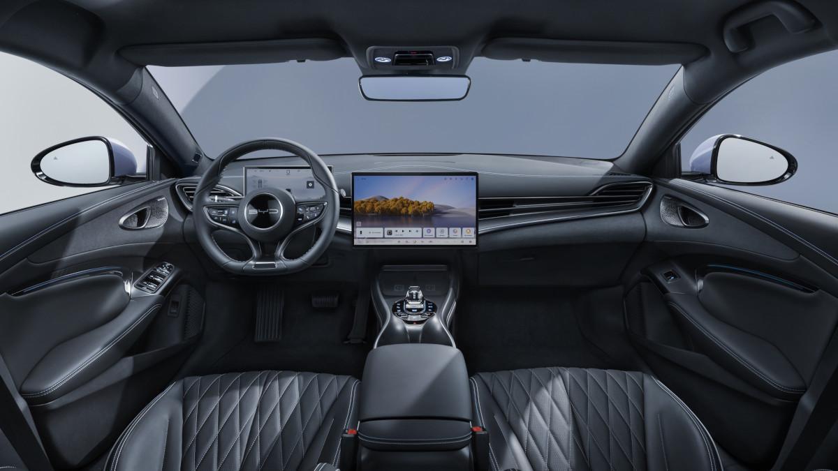 Vista lateral del BYD Seal 2026 mostrando los nuevos colores y llantas de 19 pulgadas