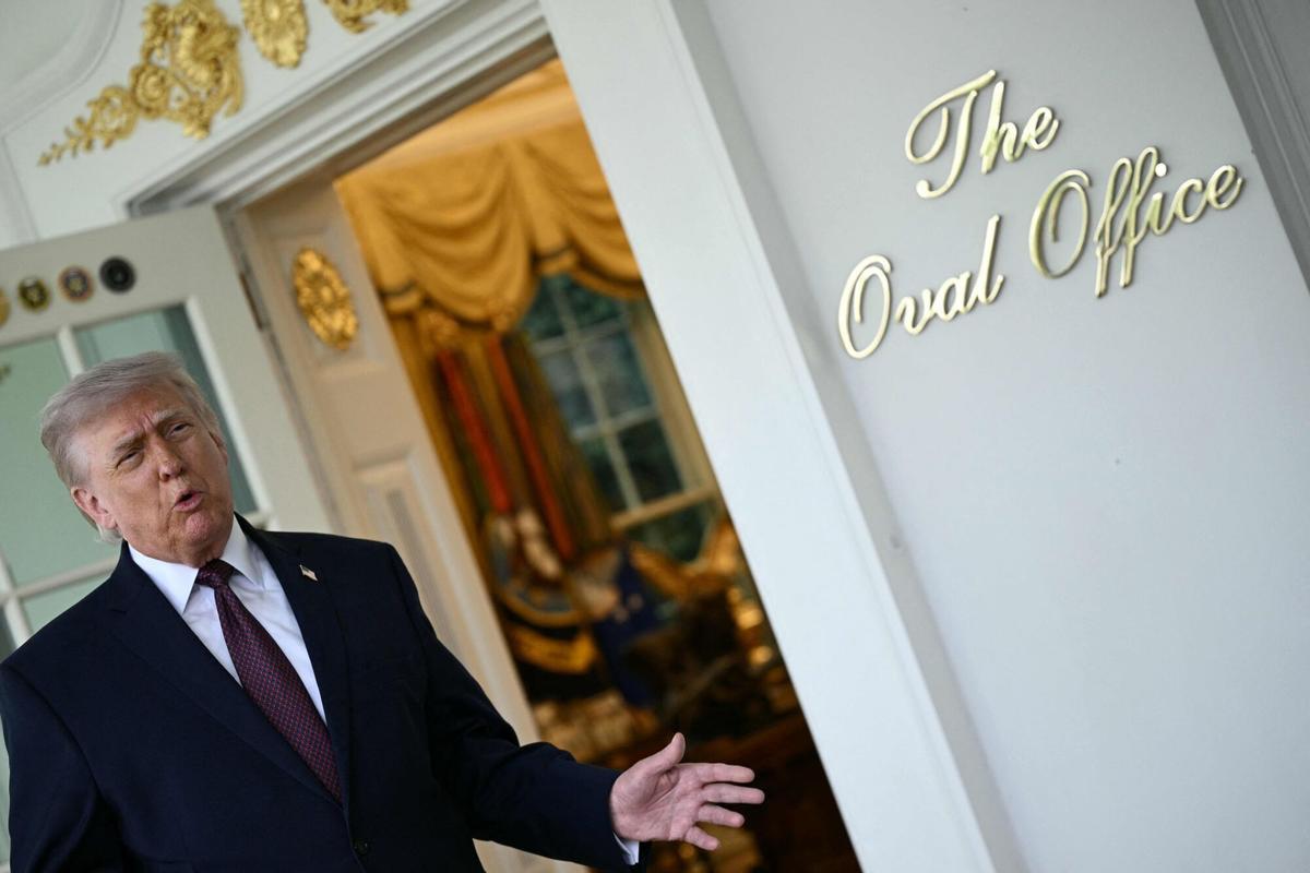 Donald Trump hablando con la prensa frente al Despacho Oval en la Casa Blanca, 13 de abril de 2026