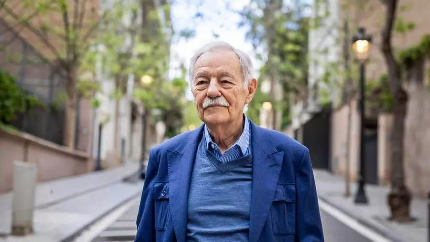 Rosalía cantando "La Perla" en el escenario con iluminación tenue