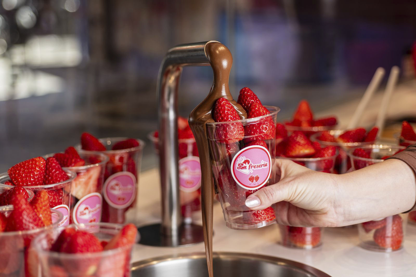 Rosalía probando fresas con crema de Oreo en La Fresería, Madrid