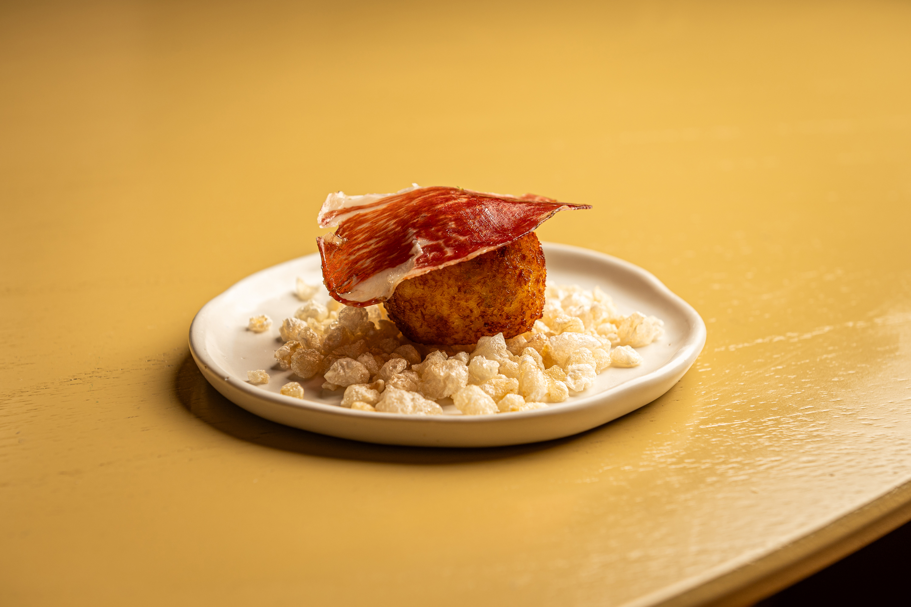 Rooftop del ME Málaga con vista a la Alcazaba y platos de temporada