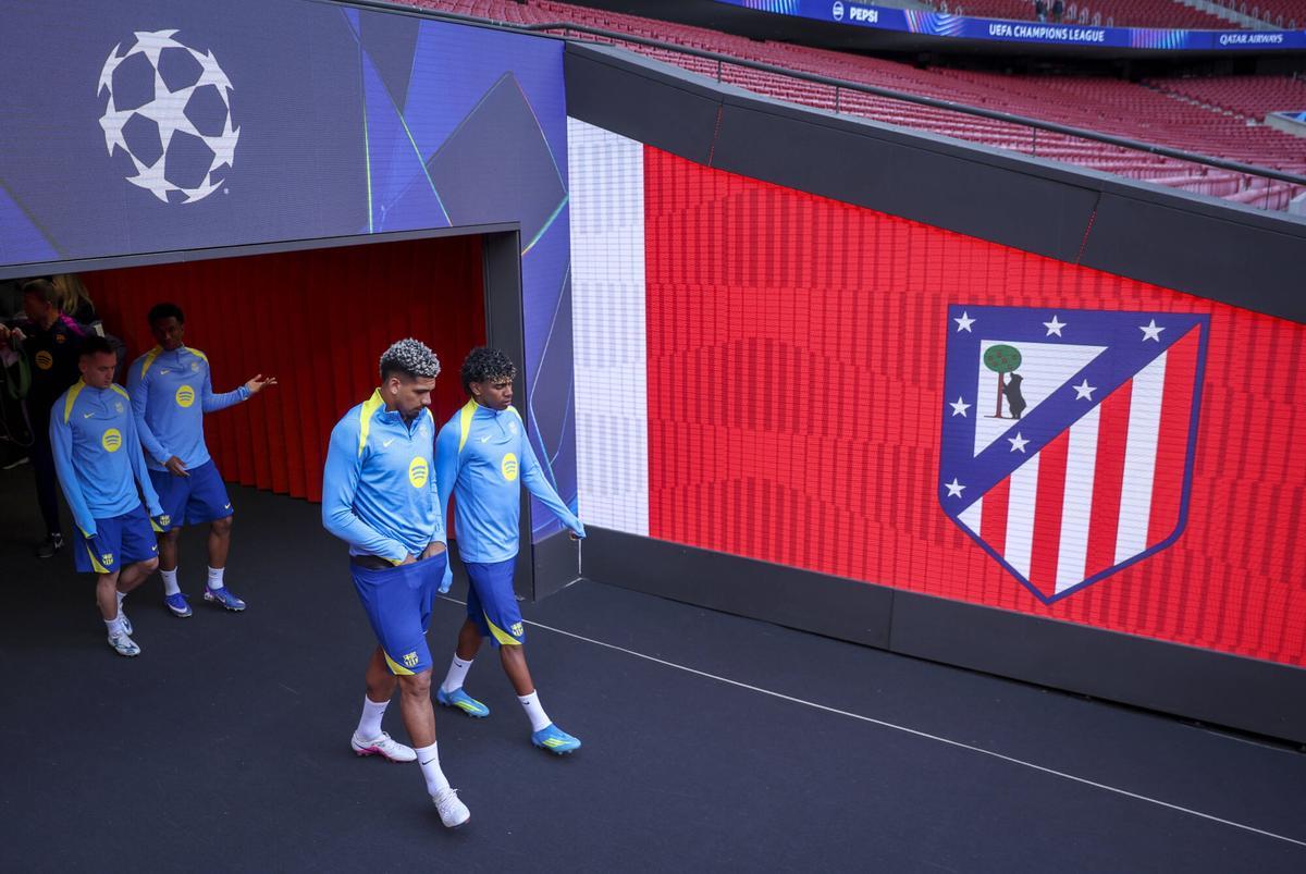 Jugadores del Barça entrenando en el Metropolitano antes del partido decisivo