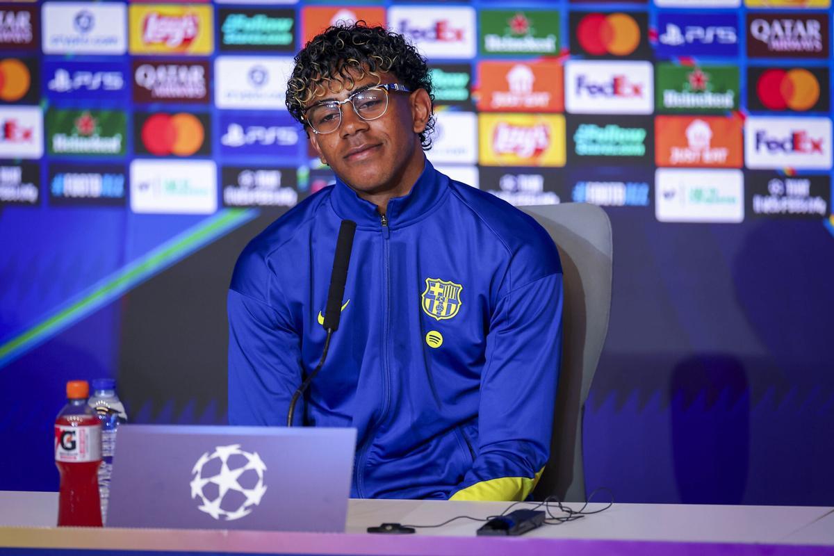 Hansi Flick hablando con la plantilla del Barça en la víspera del duelo