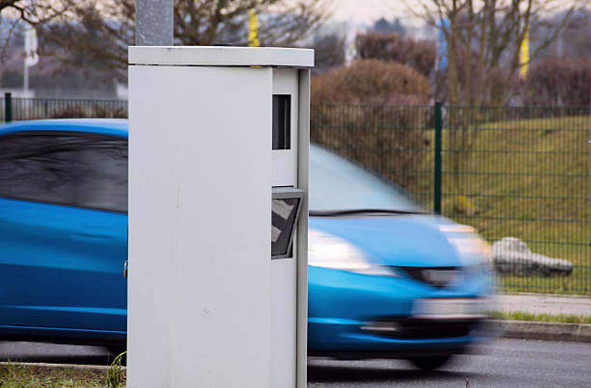 Radares dinámicos de la DGT instalados en una carretera, mostrando su discreción y capacidad de captura de imágenes a distancia