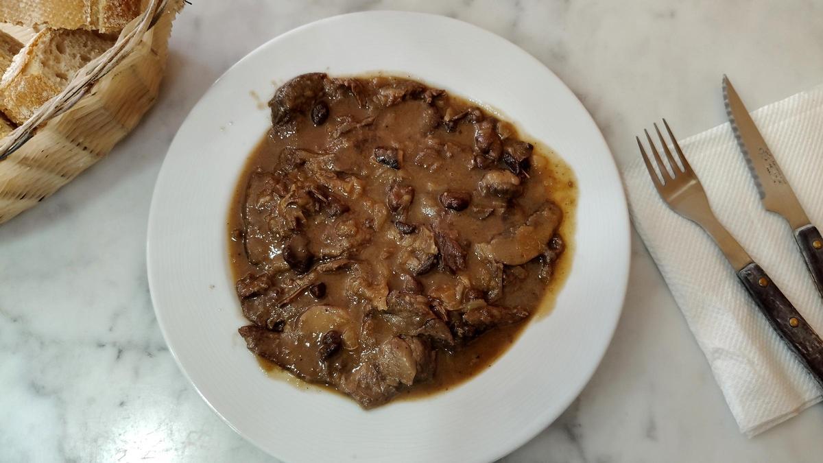 Interior de la Bodega Podium con barra y toneles, mostrando la atmósfera tradicional