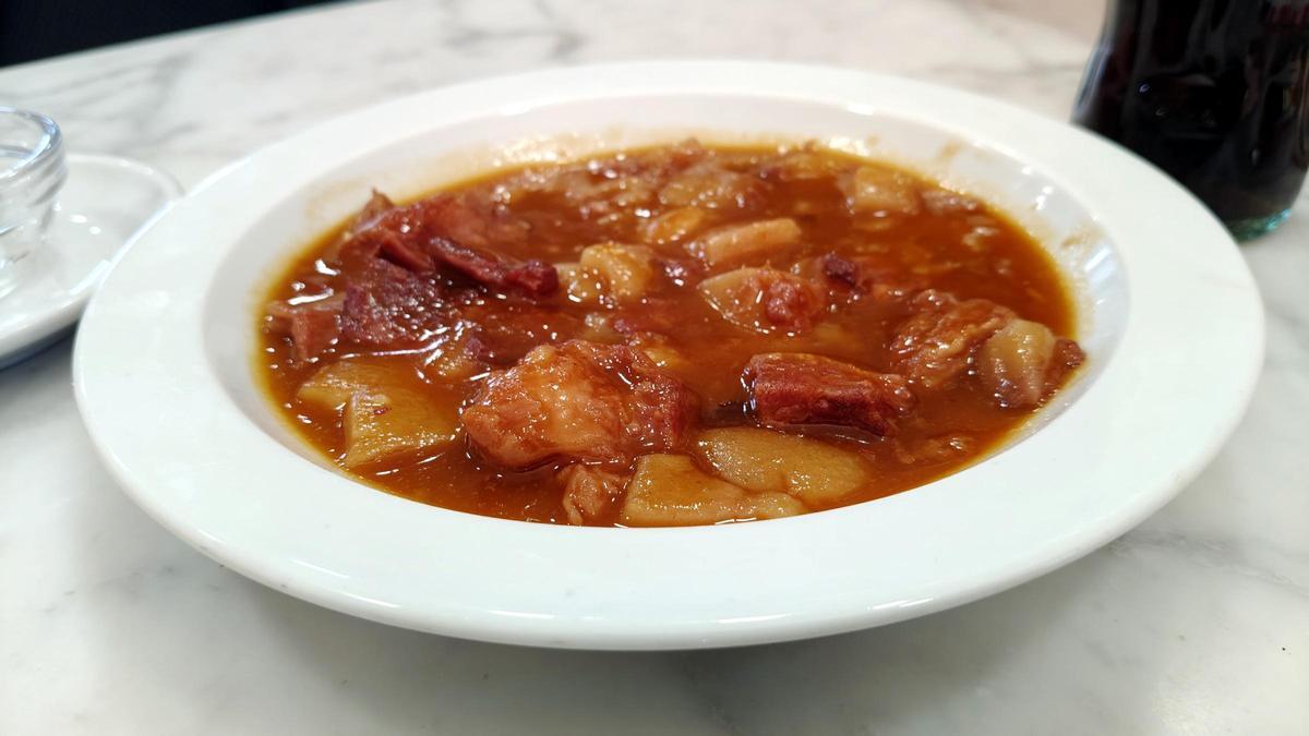 Plato de fricandó de ternera con vino del Priorat, ejemplo de la carta económica